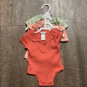 Babies 3 peice onesie set size 3-6 months 15$